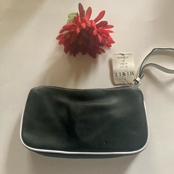 Black initial wristlet - Picture 2 of 10